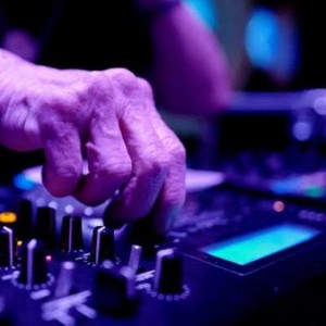 Dengarkan lagu DJ Slebew Remix Tik Tok nyanyian DJ Slebew dengan lirik