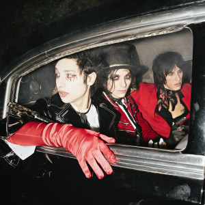 ดาวน์โหลดและฟังเพลง Stay พร้อมเนื้อเพลงจาก Palaye Royale