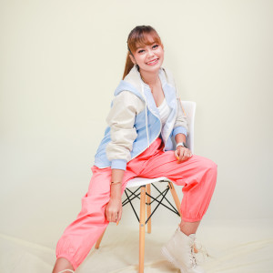 ดาวน์โหลดและฟังเพลง Remuk Ati พร้อมเนื้อเพลงจาก Esa Risty