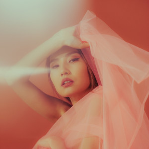 ดาวน์โหลดและฟังเพลง Dilemma พร้อมเนื้อเพลงจาก Amra