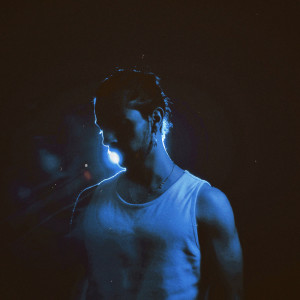 ดาวน์โหลดและฟังเพลง Pesares พร้อมเนื้อเพลงจาก Edoardo Leds