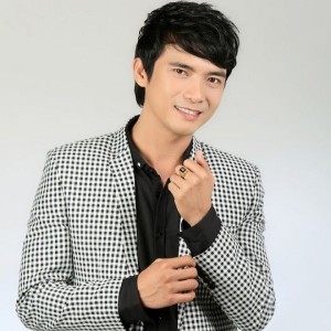 Listen to Vì Trong Nghịch Cảnh #1 song with lyrics from Le Sang