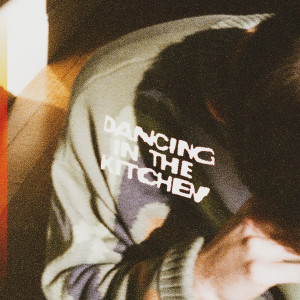 收聽Zachary Knowles的dancing in the kitchen歌詞歌曲
