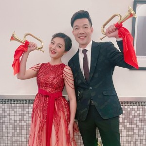 Listen to 飞扬的旗帜 (完整版) song with lyrics from 黄伟成