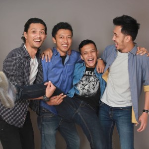 Dengarkan Si Nona lagu dari MC PROJECT dengan lirik