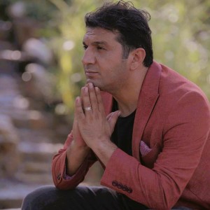 收聽Adanalı Ayhan的Sana Bir Tek Kurşun Sıkmaya Değmez歌詞歌曲