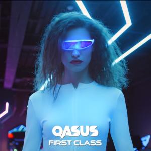 ดาวน์โหลดและฟังเพลง First Class พร้อมเนื้อเพลงจาก Qasus