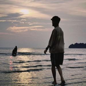 收聽MunKit的those days (Explicit)歌詞歌曲