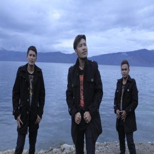 Dengarkan Salah Pillit lagu dari De'fama Trio dengan lirik