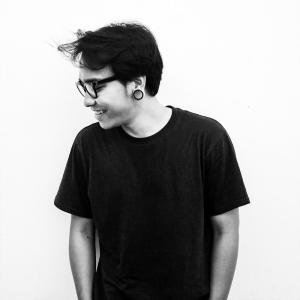 Dengarkan lagu You And Me Against The World nyanyian Tory Andromeda dengan lirik