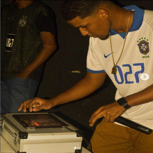 收听DJ ARTHUR DO CR的O NOVINHA DO MARIA (Explicit)歌词歌曲