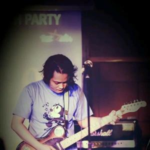 收听The Poernomo的Mama歌词歌曲