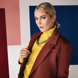收聽Maria Træbakken的Balenciaga歌詞歌曲
