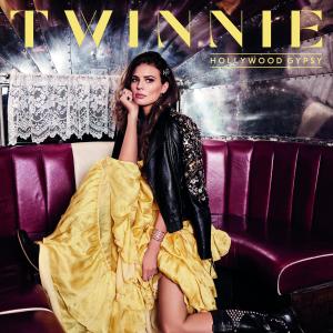 ดาวน์โหลดและฟังเพลง Type of Girl พร้อมเนื้อเพลงจาก Twinnie