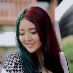 Dengarkan lagu Mundur Alon Alon (Dj Remix) nyanyian Yulia Nadiva dengan lirik
