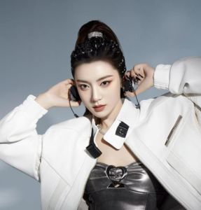 柒月 ดาวน์โหลดและฟังเพลงฮิตจาก 柒月
