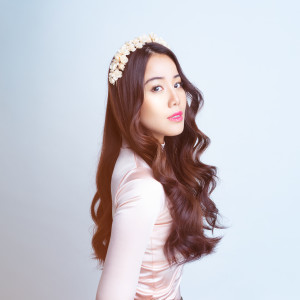 收听Dewi Seriestha的Cinta Abadi歌词歌曲