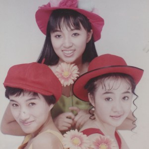 Dengarkan lagu 给我一张无遮无拦的脸 nyanyian 花季少女三人组 dengan lirik