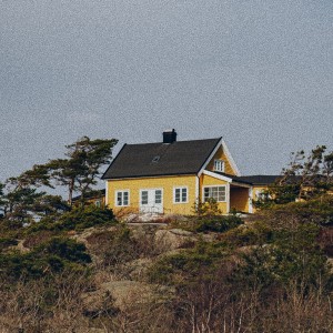 Dengarkan lagu not a home nyanyian Pardyalone dengan lirik