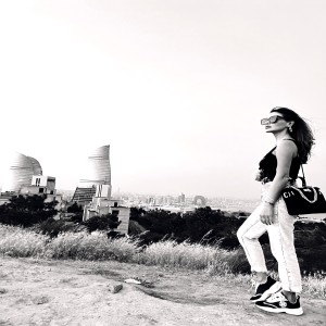 Dengarkan lagu Bura Vetendir nyanyian Günel Zeynalova dengan lirik