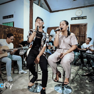 ดาวน์โหลดและฟังเพลง Kasunyatan (Explicit) พร้อมเนื้อเพลงจาก Arya Galih Dan Puput Boirah