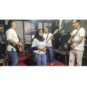 Dengarkan Bulan Suci Ramadhan lagu dari D'scr Band dengan lirik