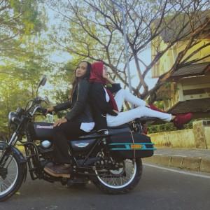 Listen to Lombok Bangkit Lombok Ures Malik song with lyrics from Kake Nur Kholis