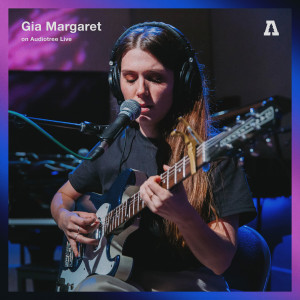 ดาวน์โหลดและฟังเพลง Smoke (Audiotree Live Version) พร้อมเนื้อเพลงจาก Gia Margaret