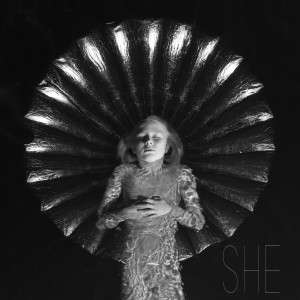 Dengarkan lagu She nyanyian Alice Phoebe Lou dengan lirik