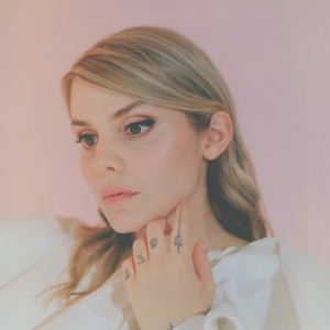 Listen to Parfait Noël song with lyrics from Cœur de pirate