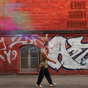 收聽Mumbay的Live Right Now (feat. Palmtrees Papi) (Explicit)歌詞歌曲