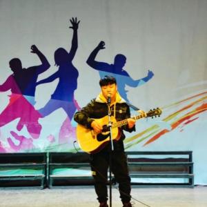 Dengarkan lagu 也许有一天 (完整版) nyanyian 赵新 dengan lirik