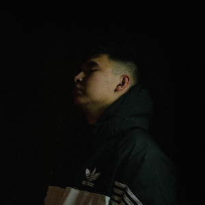 ดาวน์โหลดและฟังเพลง Мен сені сүйемін (Explicit) พร้อมเนื้อเพลงจาก GOMMORO