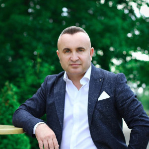 收聽Musli Kuqi的Larg teje moj nanë (Live)歌詞歌曲