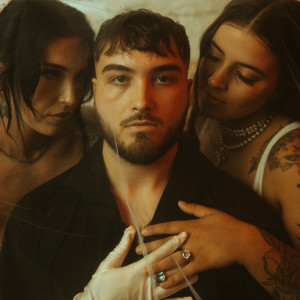 Dengarkan lagu TWO WIVES (Explicit) nyanyian Doozy dengan lirik