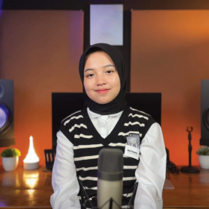 收聽Nayla Fardila的Munafik歌詞歌曲