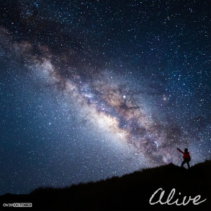 ดาวน์โหลดและฟังเพลง Alive พร้อมเนื้อเพลงจาก Over October