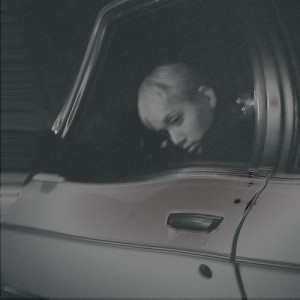 Dengarkan PRADA (feat. pH-1) lagu dari JooYoung dengan lirik