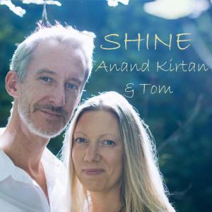 Dengarkan Chakra Khan lagu dari Anand Kirtan dengan lirik