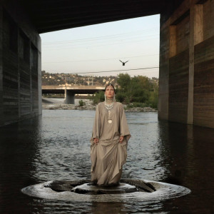 Dengarkan Razor (Foam and Sand Remix) lagu dari Delhia de France dengan lirik