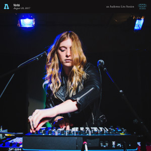 Dengarkan Saint (Audiotree Live Version) lagu dari Vérité dengan lirik