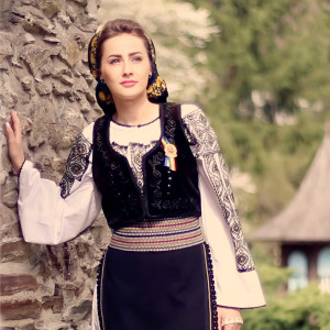 Listen to Doamne Fața Ți-O Întoarce song with lyrics from Geanina Gavrilă