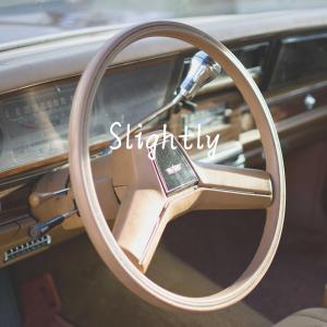 Dengarkan lagu Slightly nyanyian 张酷 dengan lirik