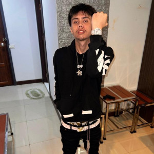 收聽YOUNGJ的อยู่คนเดียว (Explicit)歌詞歌曲