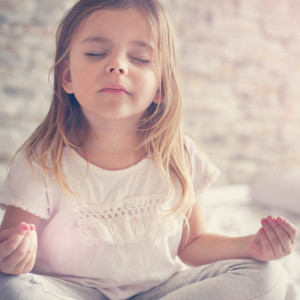 Dengarkan Kilau Emas lagu dari Tidur Bayi Musik dengan lirik