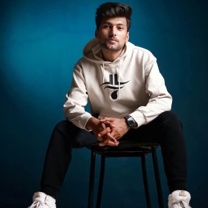 Dengarkan lagu Journey of Skylord nyanyian Legend Rahul dengan lirik