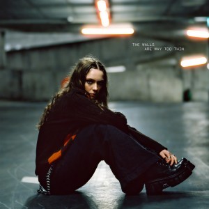 收聽Holly Humberstone的The Walls Are Way Too Thin (Explicit)歌詞歌曲