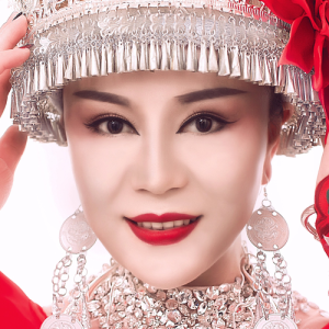 Dengarkan lagu 欢乐的姊妹节 (完整版) nyanyian 朵久央 dengan lirik