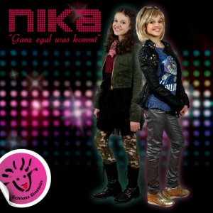 Dengarkan Ganz egal was kommt lagu dari Nika dengan lirik