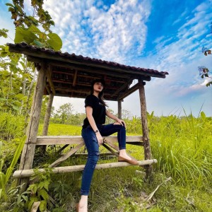 Dengarkan Hutang lagu dari Difarina Indra Adella dengan lirik